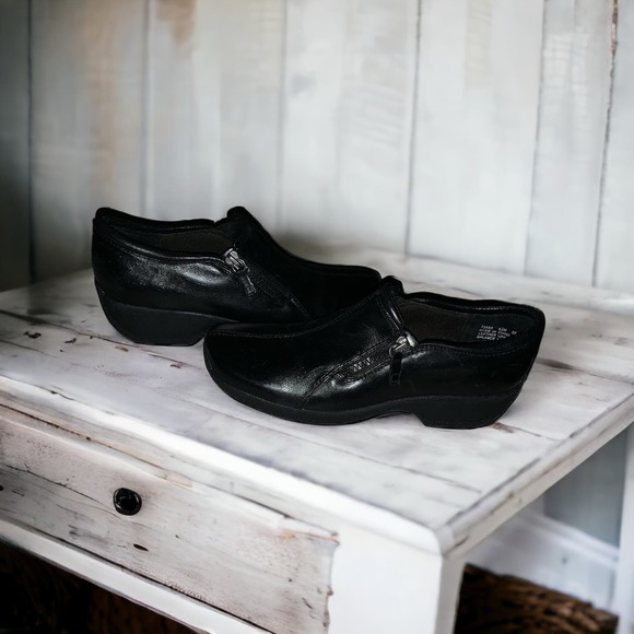Clarks Shoes - Clark's‎ NWOB leather slip on black shoes woman's size 6 1/2